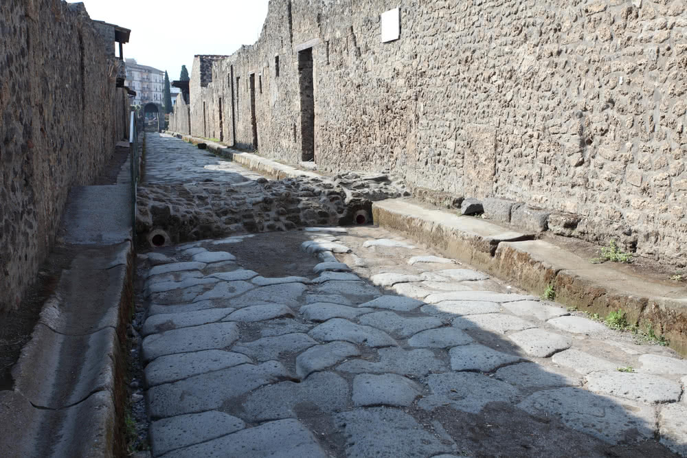 Straße in Pompeii mit Füßgängerüberweg