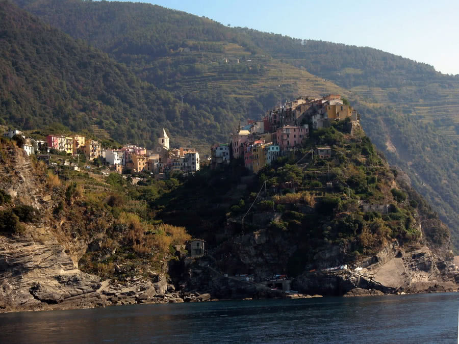 Corniglia liegt auf dem Felsen - vom Meer aus gesehen