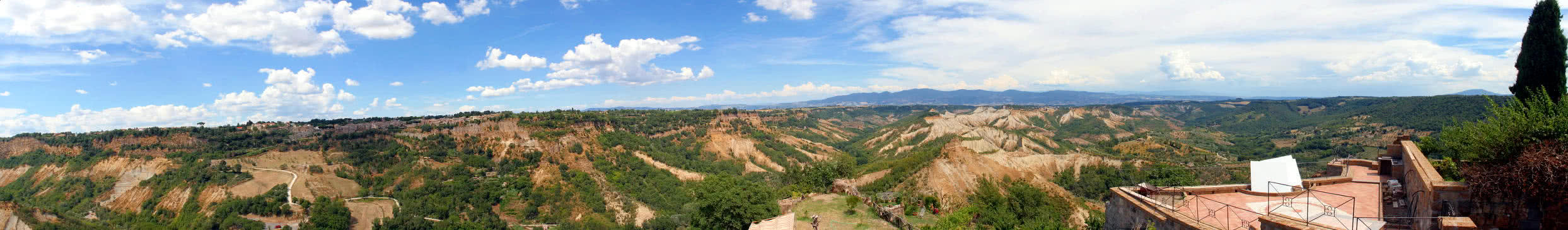 Panoramablick von Civita di Bagnoregio auf die umgebenden Dörfer 