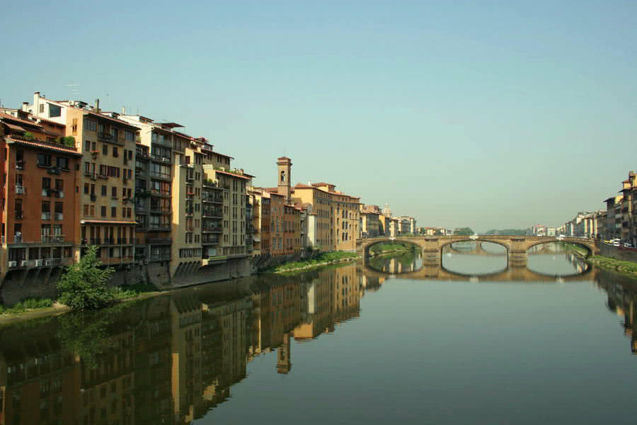 Der Arno in Florenz, mit Ponte Vecchio im Hintergrund
