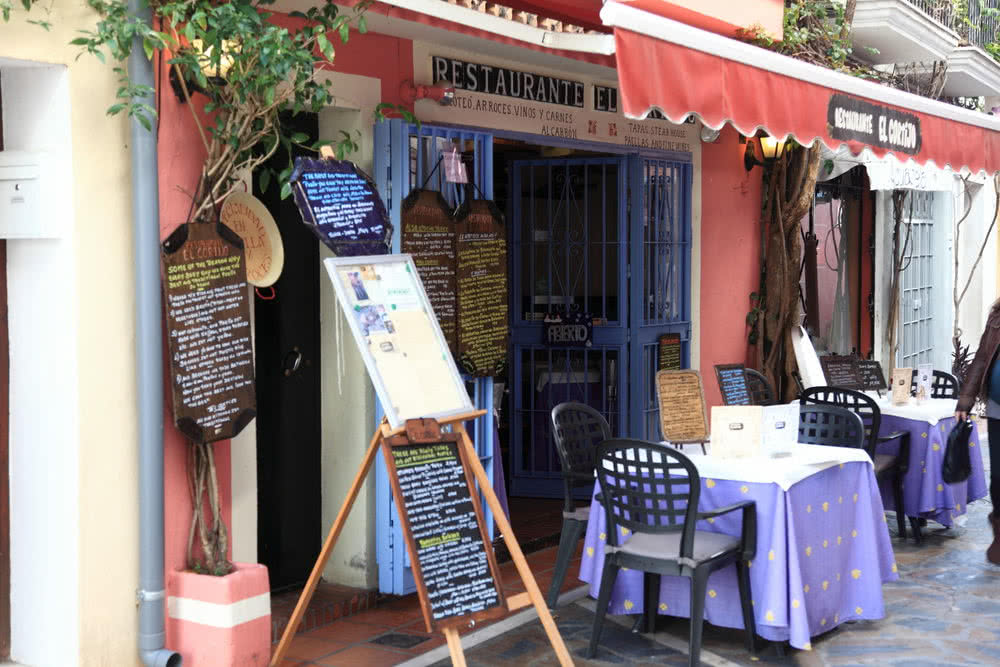 Viele kleine touristische Geschäfte in der Fußgängerzone Marbellas