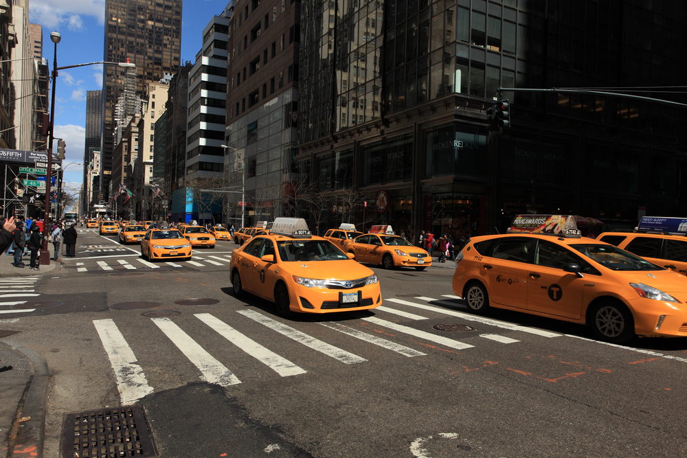 Taxis in den Straßenschluchten New Yorks