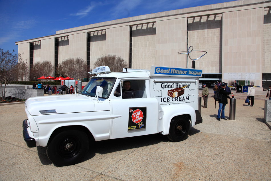 Eisverkäufer in den USA, historisches Fahrzeug